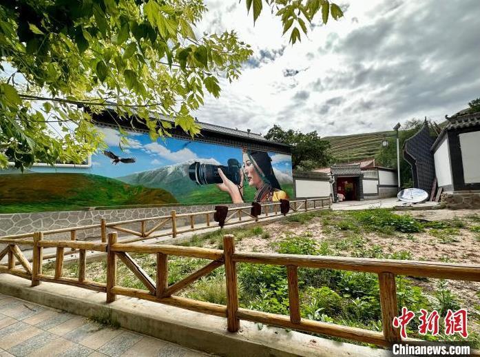 8月15日，甘肃甘南州藏族村落，墙面用藏族风情画点缀，异域风情十足。中新社记者 闫姣 摄