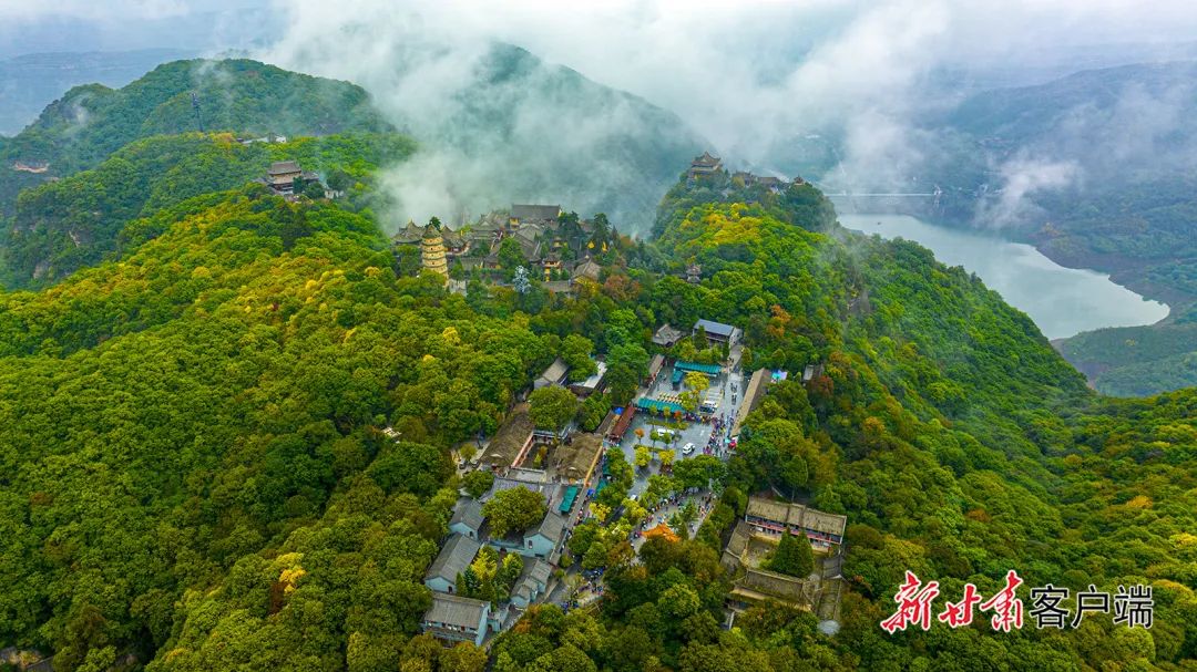 10月3日,平凉市国家5A级风景名胜区崆峒山云海缥缈,秋景如画,吸引了许多游客前来游玩。新甘肃·甘肃日报通讯员 黄蔚林(2) 图片