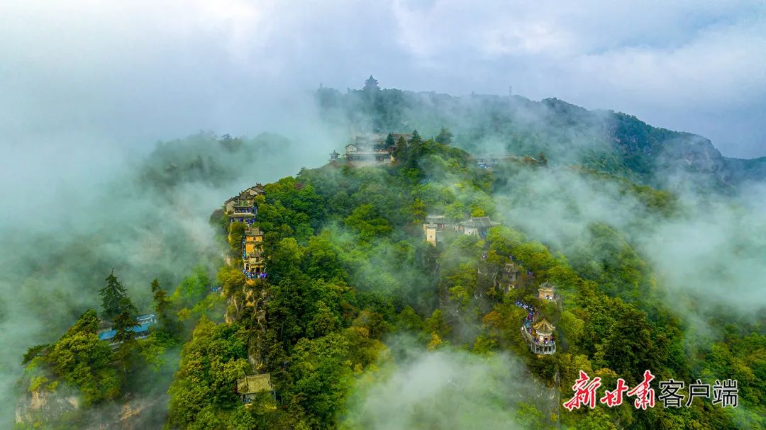 10月3日,平凉市国家5A级风景名胜区崆峒山云海缥缈,秋景如画,吸引了许多游客前来游玩。新甘肃·甘肃日报通讯员 黄蔚林(1) 图片