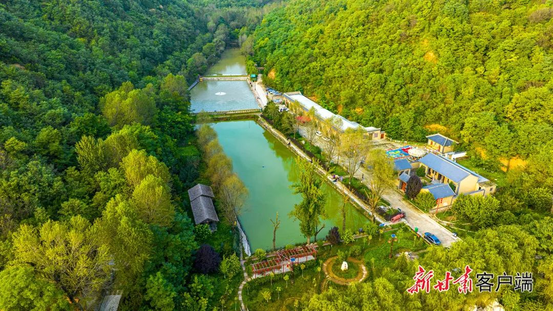 10月4日,泾川县泾明乡白家村牛角沟乡村旅游景区美丽如画。新甘肃·甘肃日报通讯员 黄蔚林(1) 图片
